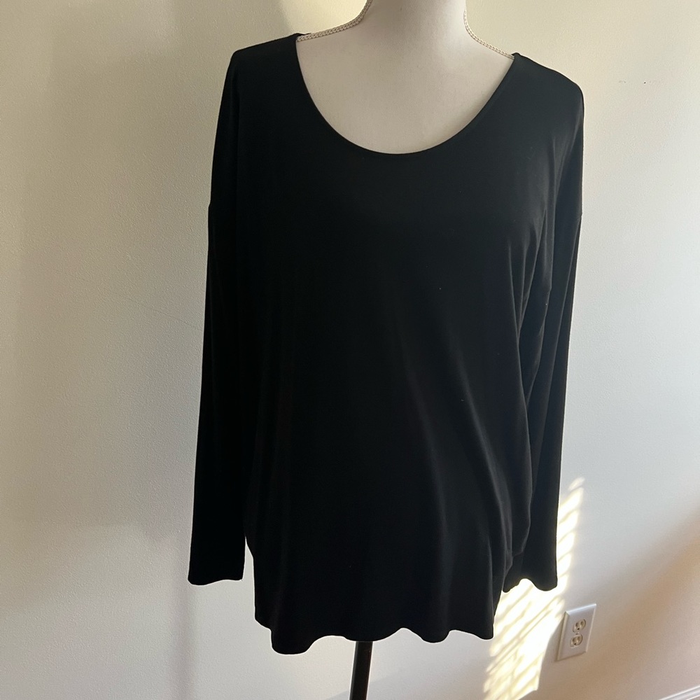 Women’s soft, long sleeve scoopneck size large black T-shirt